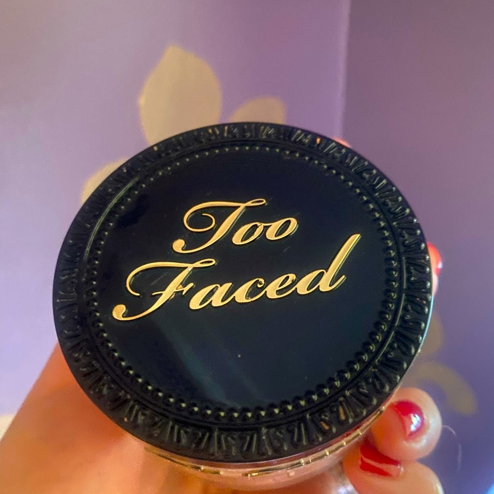 Too Faced Born This Way setting powder. Translucent medium.